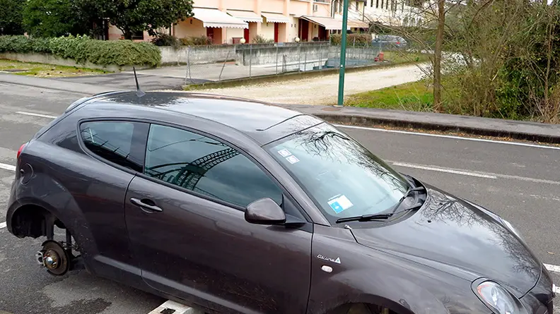 L'auto derubata di ruote e cerchioni
