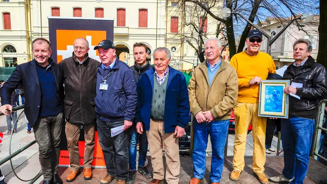 DeMarchi Montebelluna fiera degli uccelli Da sx Assessore provinciale LORENZON MIRCO, Vice sindaco SEVERIN, Presidente Pro loco Montebelluna De BORTOLI roberto con il gruppo Categoria MERLI.