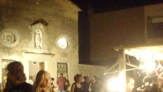 ciao - Nelle foto in questa pagina alcune immagini della mostra Artigianato Vivo con le bancarelle lungo le strade e le piazze del bel borgo nella Pedemontana La gente affolla le vie del centro alla ricerca di prodotti di pregio, suppellettili, ceramiche, sculture E gusta la gastronomia locale nei punti di ristoro
