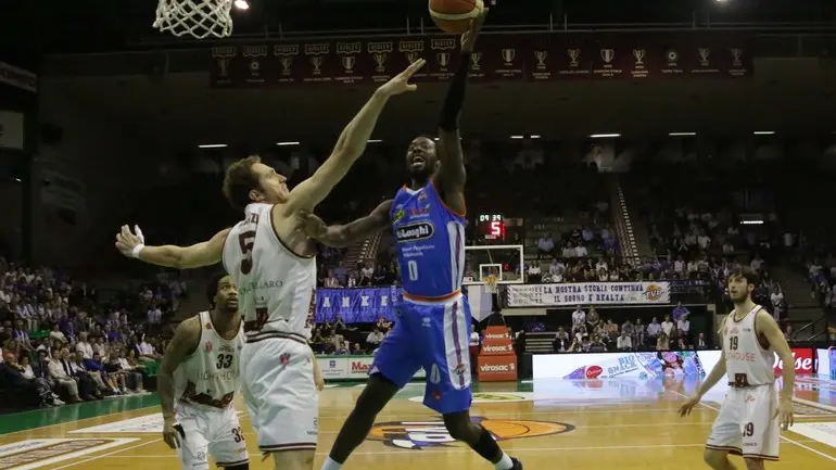bolognini agenzia foto film villorba treviso basket -trapani in foto brown