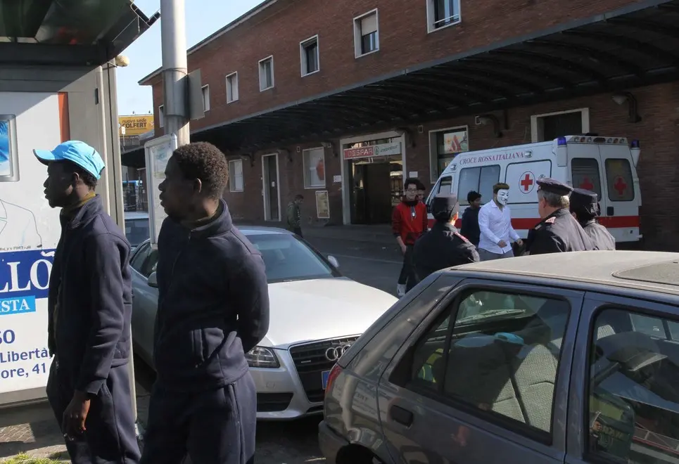 ZAGO TREVISO CORRIERA DI PROFUGHI DI FRONTE ALLA STAZIONE DEI TRENI