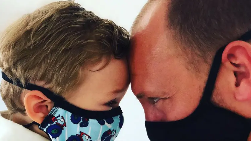 Marco Bandiera con il figlioletto Alessandro: entrambi indossano le mascherine prodotte dalla MB Wear