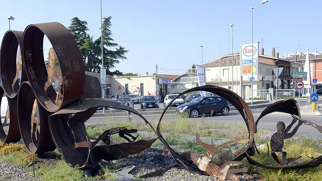Borghesi Montebelluna auto travolge una delle opere di Enrico Benetta