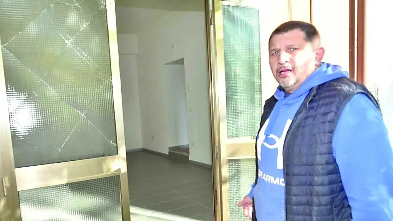 Damiano Cendron mostra i danni alla sua proprietà dopo il furto