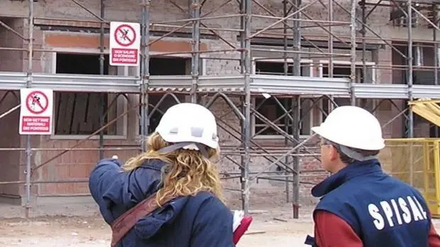 I tecnici dello Spisal in un cantiere