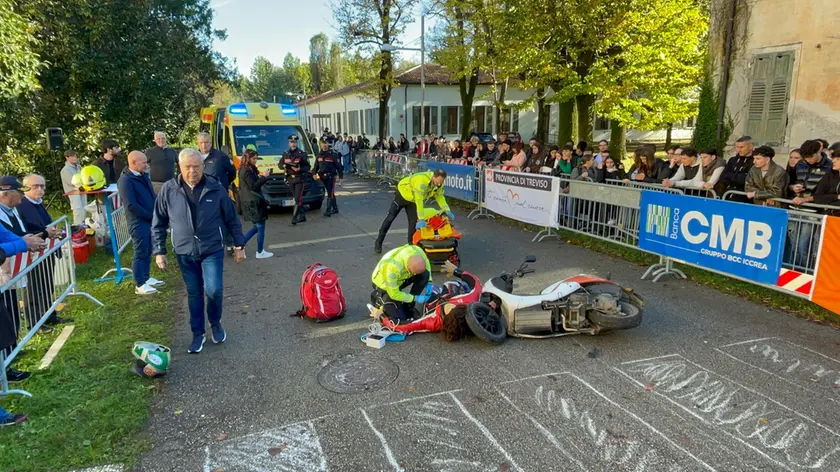 La simulazione del soccorso a uno scooterista ferito durante l'evento in Provincia