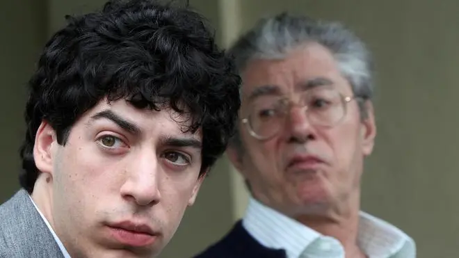 Renzo Bossi (s) e Umberto Bossi (d) in una foto d'archivio. Renzo Bossi ha avuto un incontro con gli allevatori che da sei giorni presidiano il Pirellone e li ha convinti a smantellare il presidio impegnandosi a presentare un emendamento sulle quote latte per congelare le multe per le quote latte. ANSA/MATTEO BAZZI /GID