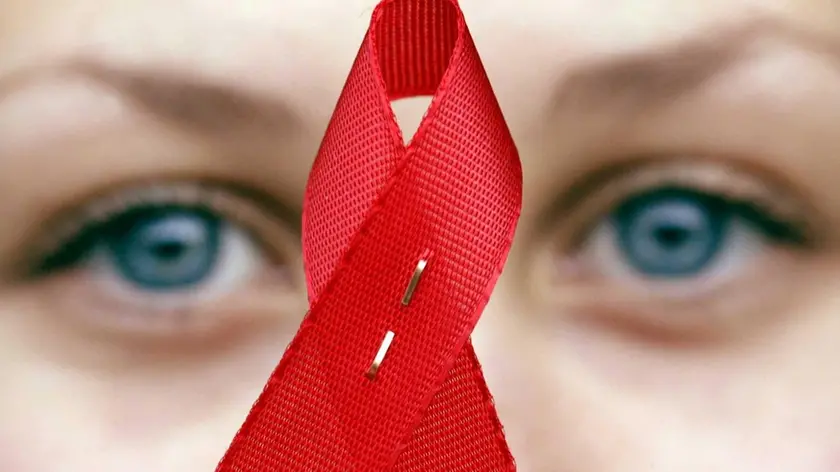 Germany Villingen-Schwenningen 2003120120031202 AIDS: ENTRO IL 2020 A RISCHIO 16 MILIONI AGRICOLTORI, FAO..A student of a school in Villingen-Schwenningen, southwestern Germany, holds up a red ribbon to mark solidarity with AIDS victims on World Aids Day Monday, 01 December 2003. World Aids Day brings a bundle of activities over Germany in the fight against the disease. ANSA/Patrick Seeger /TO*************** TRADUZIONE ***************AIDS: ENTRO IL 2020 A RISCHIO 16 MILIONI AGRICOLTORI, allievo di FAO..A d'una scuola in Villingen-Schwenningen, Germania del sud-ovest, sostengono un nastro rosso per contrassegnare la solidarietà con le vittime del AIDS il giorno lunedì, il 01 dei sussidi del mondo dicembre 2003. Il giorno dei sussidi del mondo porta un pacco delle attività sopra la Germania nella lotta contro la malattia. ANSA/Patrick Seeger / (Patrick Seeger /DPA) Aumentano i sieropositivi tra gay ed eterosessuali - Giornata di studio a Casa Lamar sull'etica nella cura dell'Aids