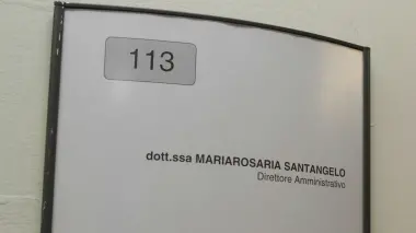 A sinistra le immagini della tegedia L’ufficio di Mariarosa Santangelo e la targa fuori dallo studio Sotto la cintura usata per salvarlo