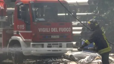 Un intervento dei vigili del fuoco per spegnere un drammatico incendio