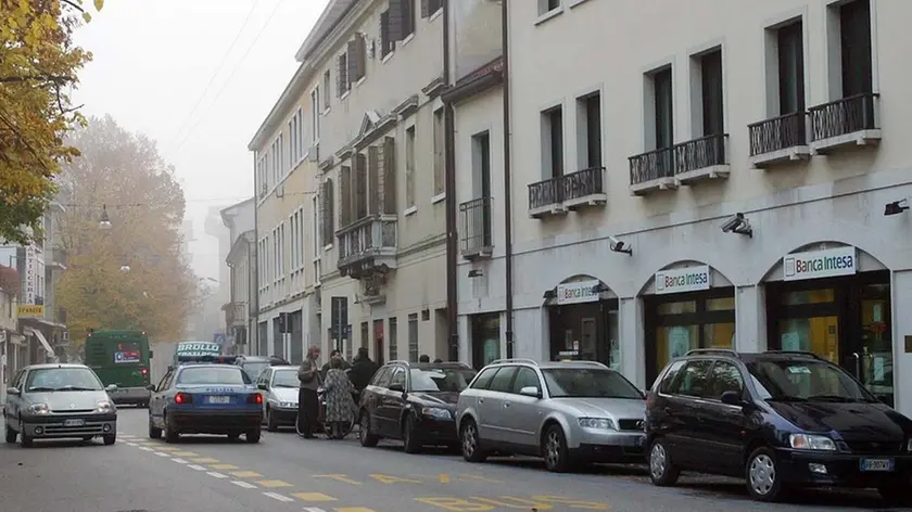 TREVISO 27/10/2005 PARCHEGGI VIA BISCARO parcheggi via biscaro