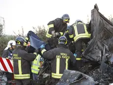 20080808 - CESSALTO - TREVISO - DIS - INCIDENTI STRADALI: ESODO DA INFERNO IN A4, 7 MORTI. Vigili del fuoco al lavoro sul luogo dell'incidente. Pare l'effetto di una bomba cio' che resta sulla corsia per Trieste della A4 dopo lo schianto nel pomeriggio fra due Tir e tre autovetture: sette i morti tra le fiamme, in un groviglio di auto e camion che trasforma l'autostrada delle vacanze in un inferno. Una giornata di esodo verso il mare e' diventata un'altra strage da aggiungere alla lista dei piu' gravi incidenti stradali italiani. Ancora una volta e' stato il salto di carreggiata di un Tir ad innescare il finimondo sulla Venezia-Trieste, tra Cessalto (Treviso) e San Dona' (Venezia), un'arteria dove in giorni come questo passano anche 140 mila ..veicoli. ..ANSA/DAVIDE BOLZONI/DRN