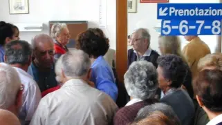 Pazienti in fila per ottenere una visita al Cup dell’ospedale Ieri attese di oltre un’ora