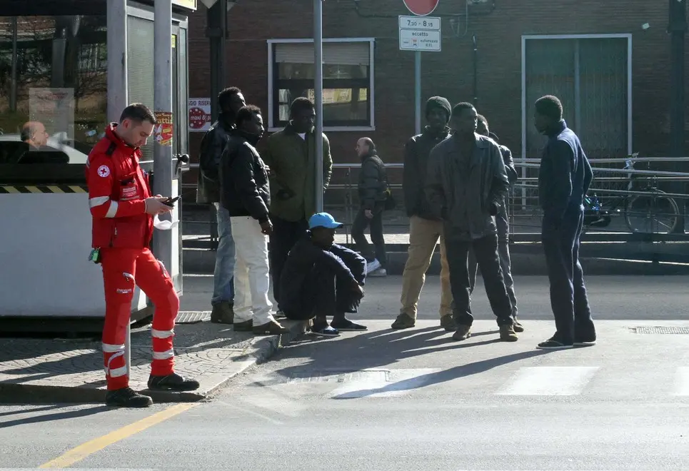 ZAGO TREVISO CORRIERA DI PROFUGHI DI FRONTE ALLA STAZIONE DEI TRENI