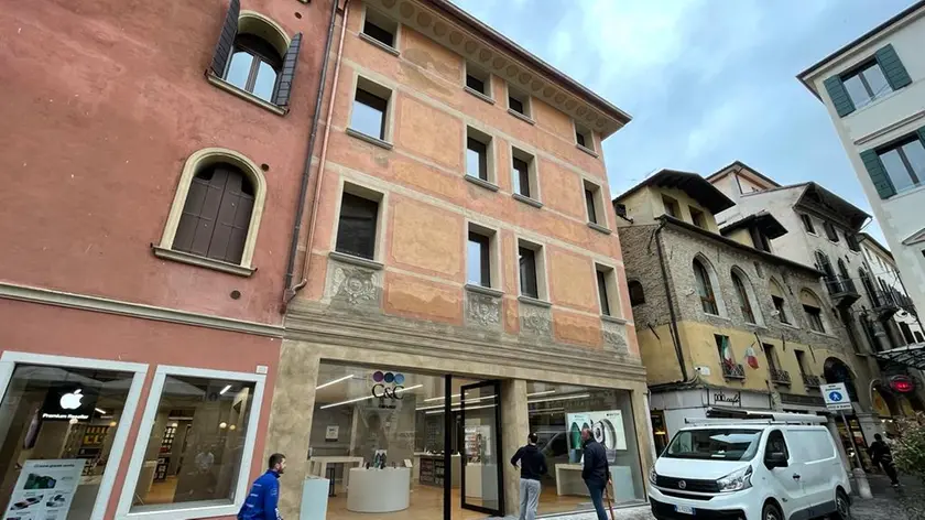 Il negozio al pianterreno, negli altri livelli uffici e due piani di residenza con terrazza panoramica