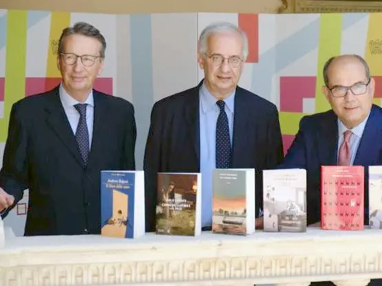 Piero Luxardo, Walter Veltroni ed Enrico Carraro con i libri della cinquina e il vincitore opera prima selezionati dalla giuria del premio Campiello