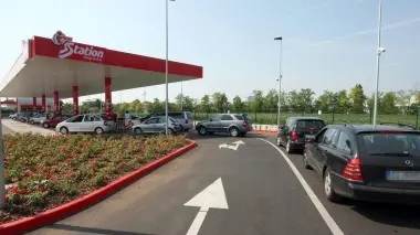 Da sinistra, cartello con i prezzi della benzina a una pompa Moreno Parin, leader dei benzinai e una coda a un distributore