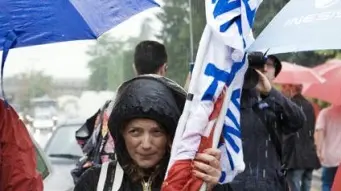 Il corteo dei dipendenti di Datalogic ieri a Lippo di Calderara (foto Silvia Boschiero