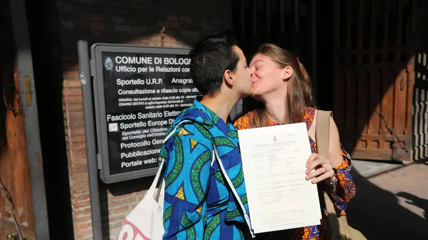 Rebecca Hetherington ed Eleonora Tadolini sono la prima coppia ad avere presentato la documentazione per iscrivere il loro matrimonio, celebrato all'estero, nell'archivio di stato civile di Bologna, prima citt?? italiana ad averlo istituito, 15 settembre 2014. ANSA/GIORGIO BENVENUTI