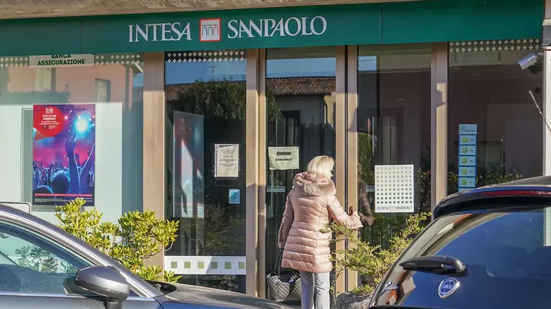 Agostini Biadene sede filiale banca Intesa San Paolo ex Veneto Banca