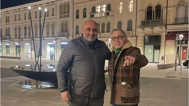 Il sindaco Luciano Fregonese con lo chef Bruno Barbieri in piazza a Valdobbiadene
