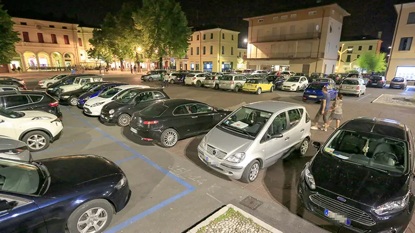 Ferrazza Montebelluna parcheggio selvaggio in piazza Marconi pedonale
