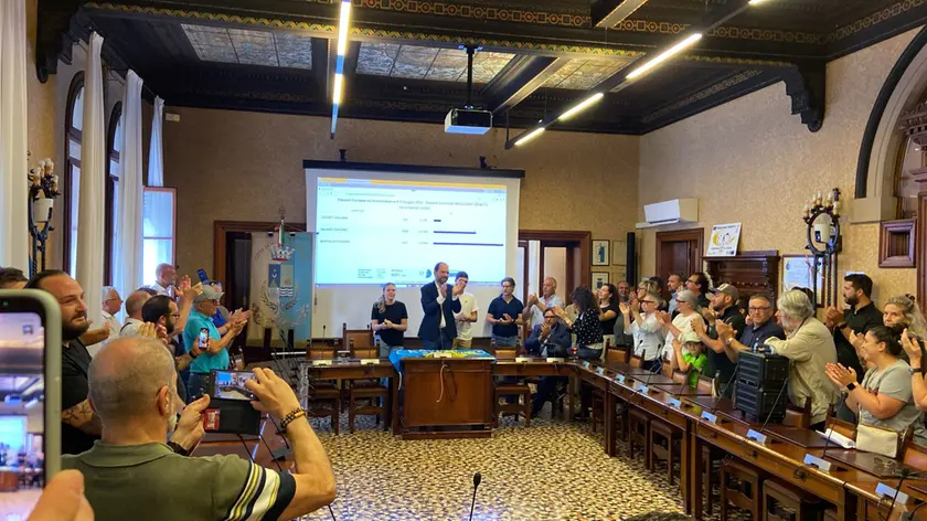 Davide Bortolato festeggia in sala consiliare