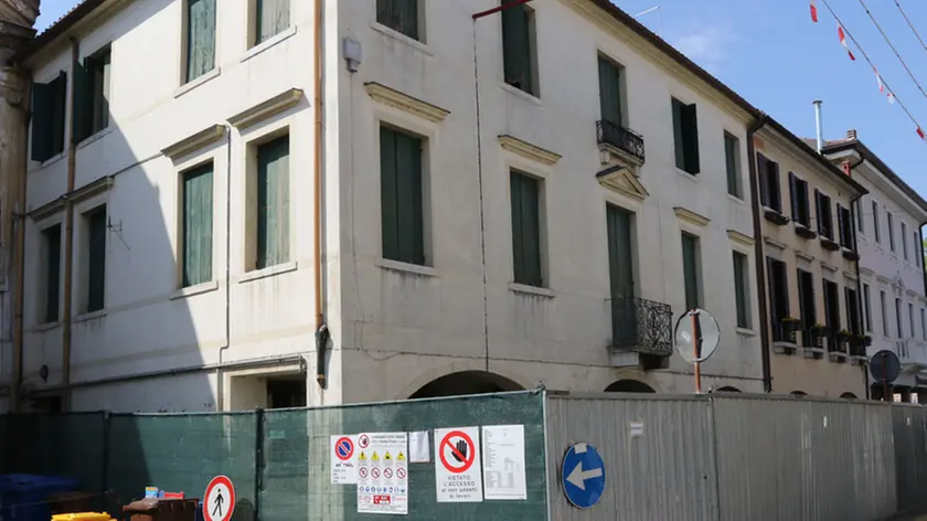 PASSERININ AG.FOTOFILM TREVISO EDIFICI IN CITTA', IN FOTO EX CASA DI RIPOSO IN VIA MANZONI