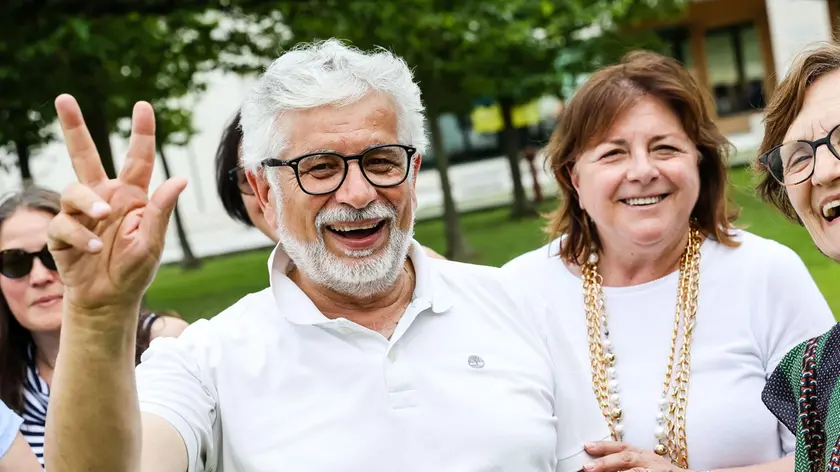 Gianni Montesel e Vincenza Scarpa, al centro, festeggiano dopo lo scrutinio