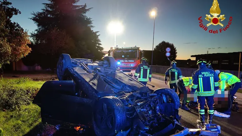 Incidente a Paese: auto si ribalta, ferito il conducente