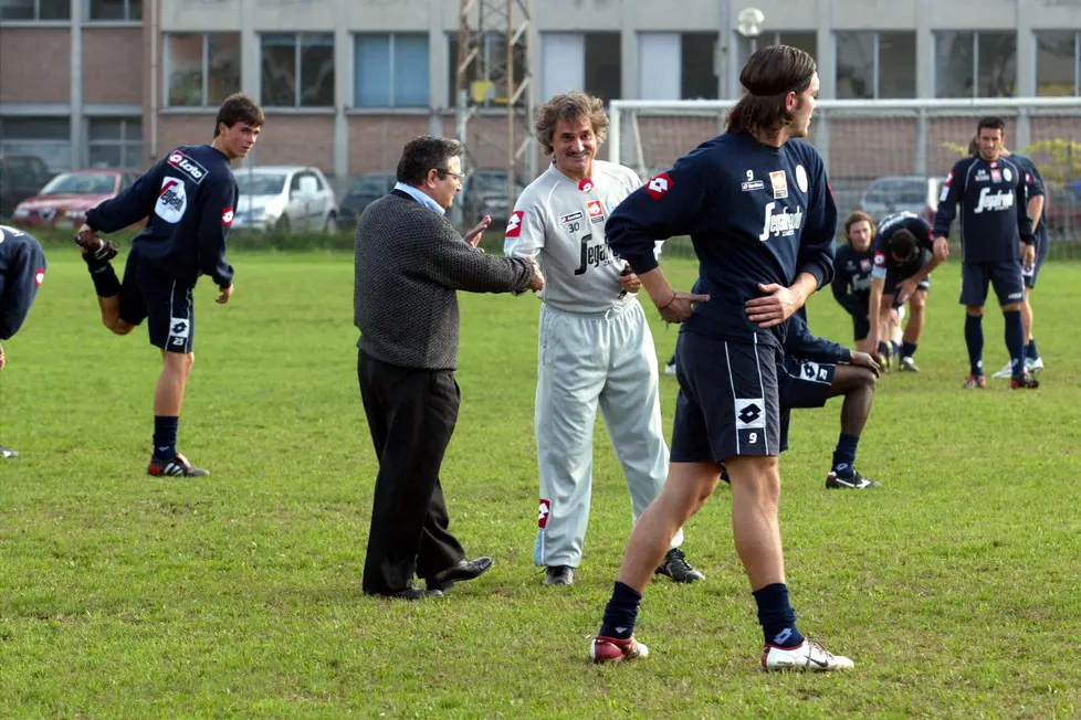 TREVISO 27/10/2004 PRIMO ALLENAMENTO NUOVO ALL. CALCIO TV PILLON IN FOTO IL PRESIDENTE SETTEN SALUTA IL NIOVO ALLENATORE