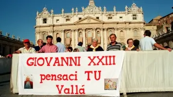 Mariangela Bottero e lo striscione steso in piazza San Pietro