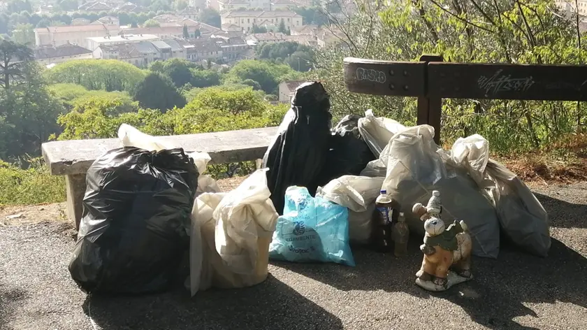 Una discarica abusiva di rifiuti anche lungo la strada che da Piazza Ceneda porta al castello di San Martino