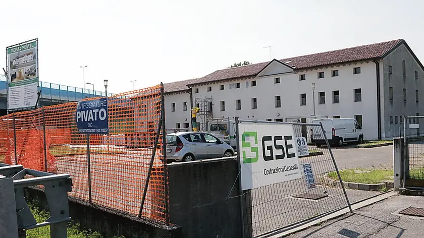 DE WOLANSKI . AG.FOTOFILM . TREVISO . CANTIERE NOALESE VILLA -ROMA HOSTEL-