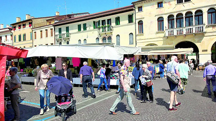 Piazza Giorgione durante il mercato