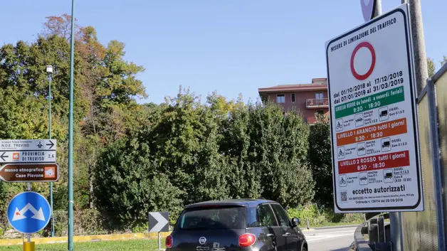 de wolanski agenzia fotofilm treviso cartelli blocco traffico in città per inquinamento