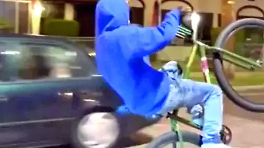 Un’impennata di un ragazzo in bici