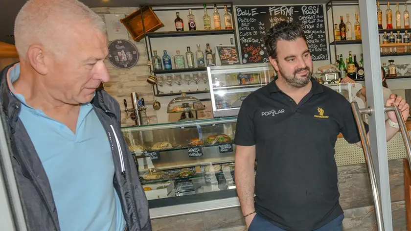 L’ingresso scassinato nei giorni scorsi al bar Popular di via Manin