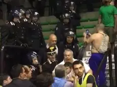 Il questore (con il maglioncino azzurro) raggiunto da uno schiaffone da un "tifoso" al Palaverde