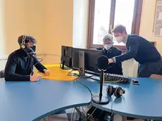 La consolle di Radio Astori Web con gli studenti coinvolti nella squadra