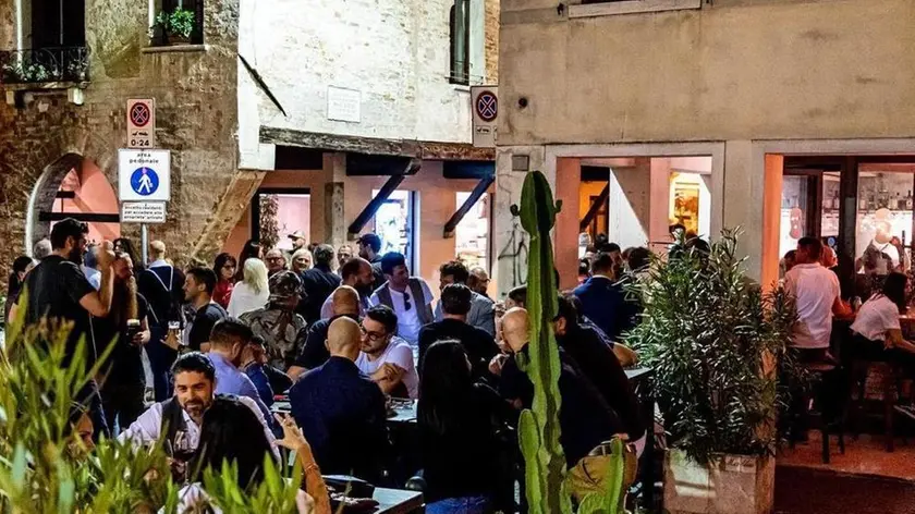 Il plateatico di Quei Turbo Ragzzi di via Campana, affacciato sul canale dei Buranelli