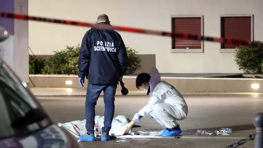 La salma di Ragip Kolgeci coperta da un lenzuolo bianco dopo il delitto nel piazzale di Fiera
