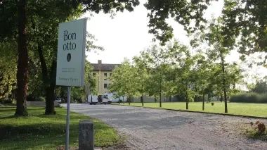 Giorgio Bonotto e l’esterno della sua azienda