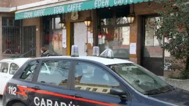 I carabinieri in sopralluogo al bar Eden dopo un furto