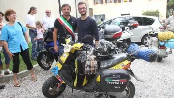 Il saluto del sindaco Bonato ieri a Claudio Torresan, rientrato dopo oltre 12mila chilometri di viaggio