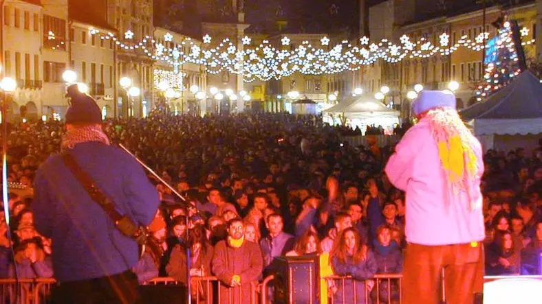 Mestre 01/01/2001 P.zza Ferretto notte di capodanno concerto dei Pitura Freska richiesto da De Polo (C) Bertolin M.