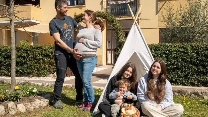 La “Happy Family”, Sebastien Bellet Grava e Alberta Spinazzè con i tre figli e alle spalle la casa
