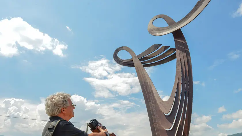 L’imponente scultura a forma di grande "V" forgiata da Simon Benetton
