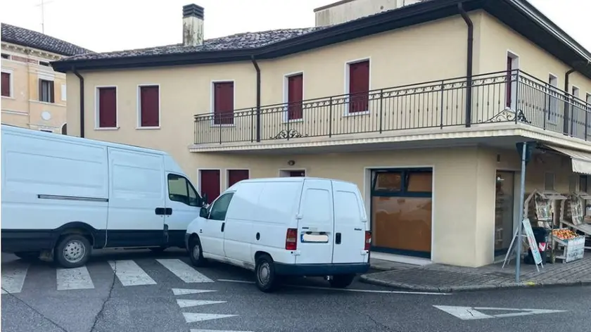 Il furgone piazzato stamattina a impedire l'accesso di Campagna Amica