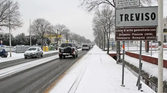 PASSERINI TREVISO NEVICATA IN CITTA' E PERIFERIA E VILLORBA PI TRAFFICO
